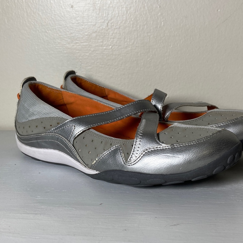 Privo by Clarks Women's Comfort Flat Slip-On Shoes Size 9.5M White Silver Casual